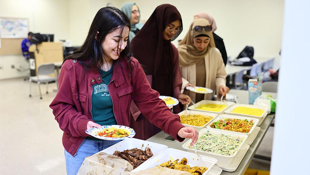 穆斯林学生协会成员用午餐庆祝黑人历史月.