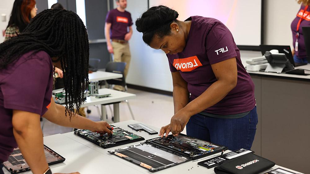 女学生在“女性工程”活动中练习组装电脑