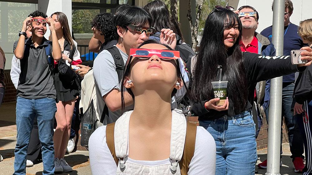 2024年4月，维克理工大学的每个校园都举行了日食观看派对.